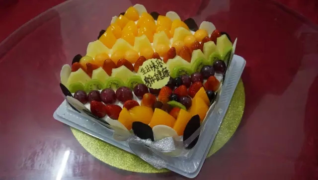 佳肴洋溢歡慶，蛋糕分享甜蜜??！富軒第四季員工生日會感恩來襲......